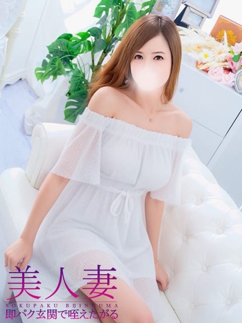 あきな 即パク！玄関で咥えたがる美人妻 (豊橋発)