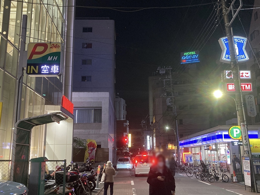 JR蒲田駅東口 - ホテル街入口