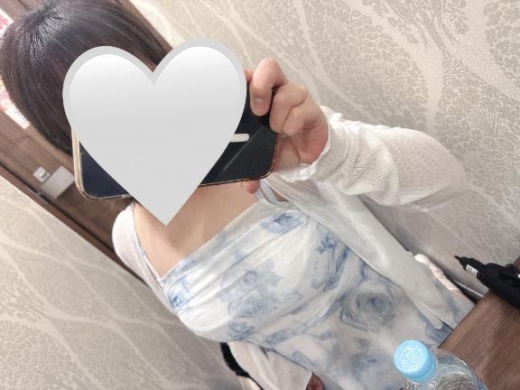 なに着ようかな〜<img class="emojione" alt="😌" title=":relieved:" src="https://fuzoku.jp/assets/img/emojione/1f60c.png"/>