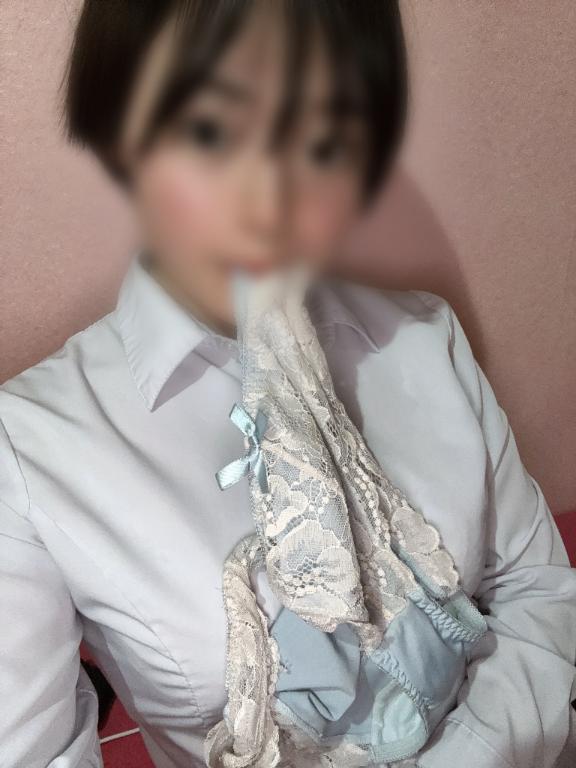 パンツ咥えてみました🩲