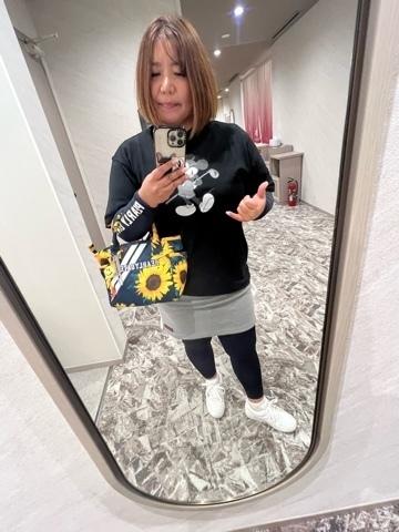 アストン<img class="emojione" alt="🚗" title=":red_car:" src="https://fuzoku.jp/assets/img/emojione/1f697.png"/>も来てた〜　⛳️