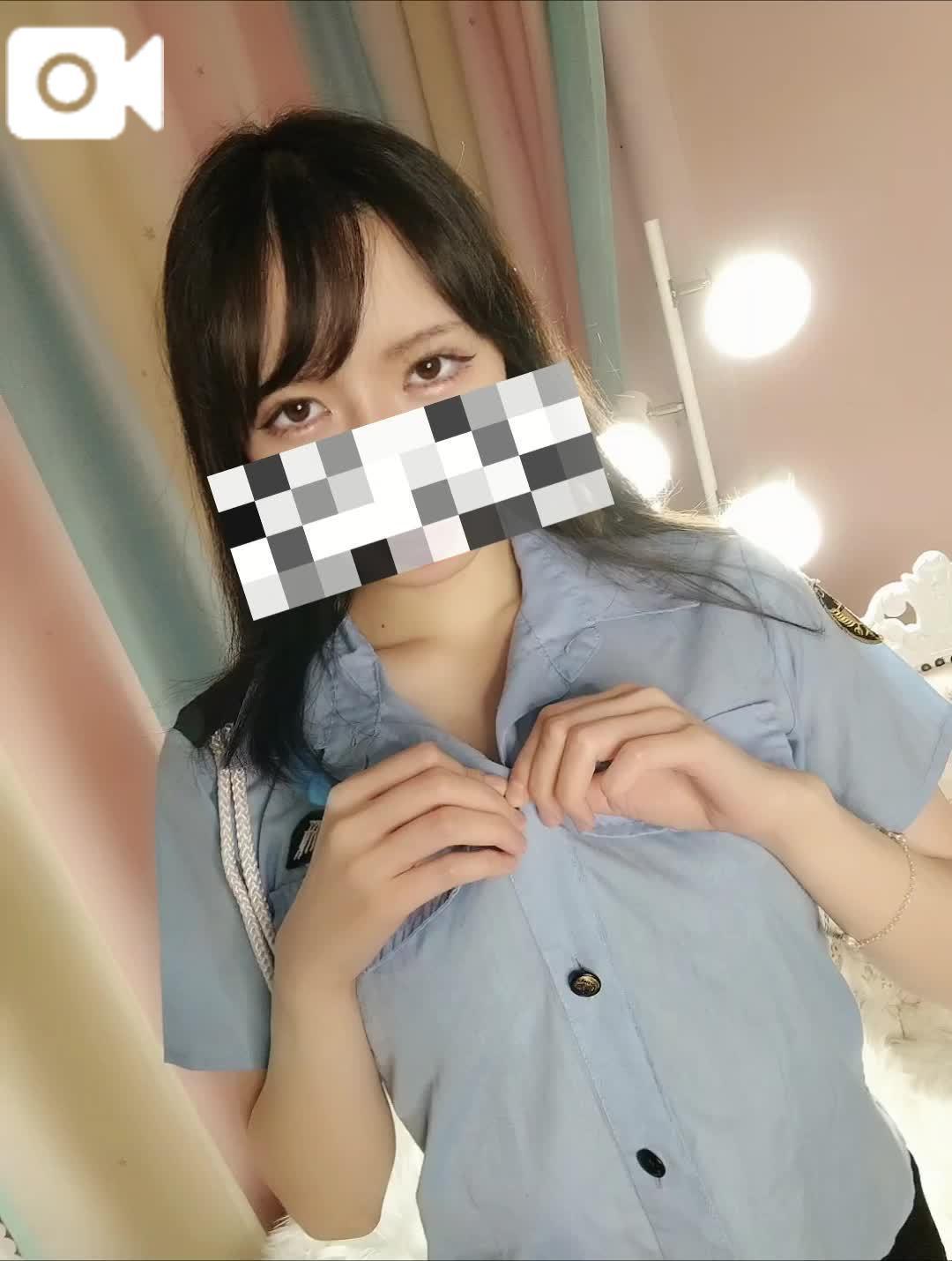 今日は見えないと思ってエッチな下着履いてるんだ