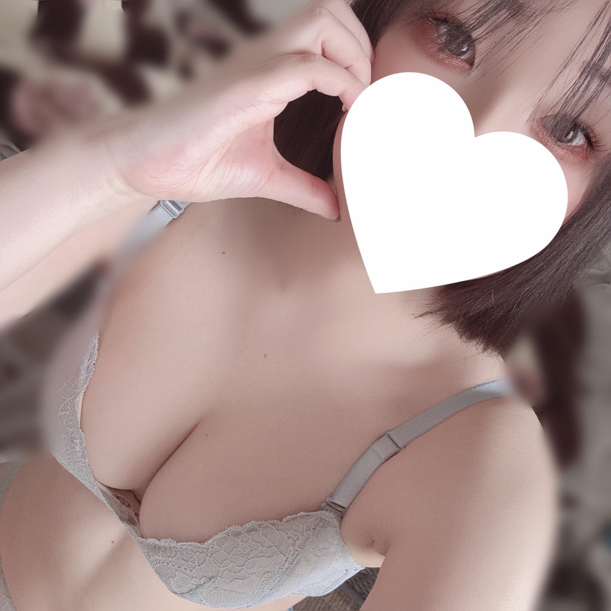 恋心<img class="emojione" alt="😘" title=":kissing_heart:" src="https://fuzoku.jp/assets/img/emojione/1f618.png"/>