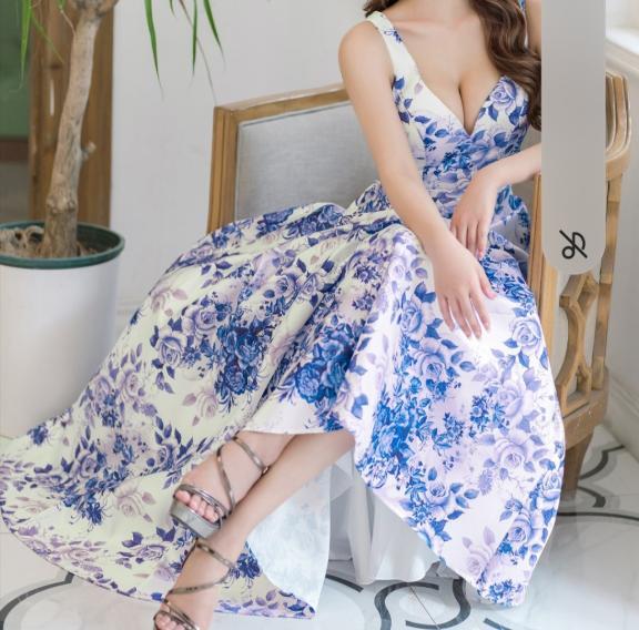 明日<img class="emojione" alt="💙" title=":blue_heart:" src="https://fuzoku.jp/assets/img/emojione/1f499.png"/>爽やかな青いバラのドレス
