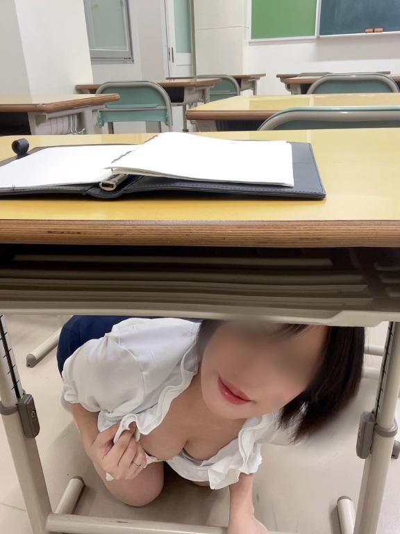 <img class="emojione" alt="💜" title=":purple_heart:" src="https://fuzoku.jp/assets/img/emojione/1f49c.png"/>コラ！居眠り性徒！イタズラするぞ♡