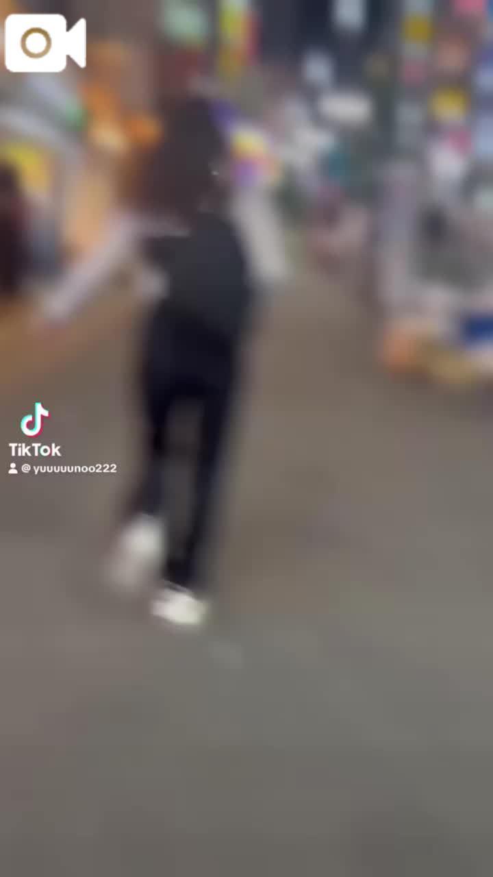 歌舞伎町のど真ん中で走る私の動画はこれだよ<img class="emojione" alt="😂" title=":joy:" src="https://fuzoku.jp/assets/img/emojione/1f602.png"/><img class="emojione" alt="👋" title=":wave:" src="https://fuzoku.jp/assets/img/emojione/1f44b.png"/>