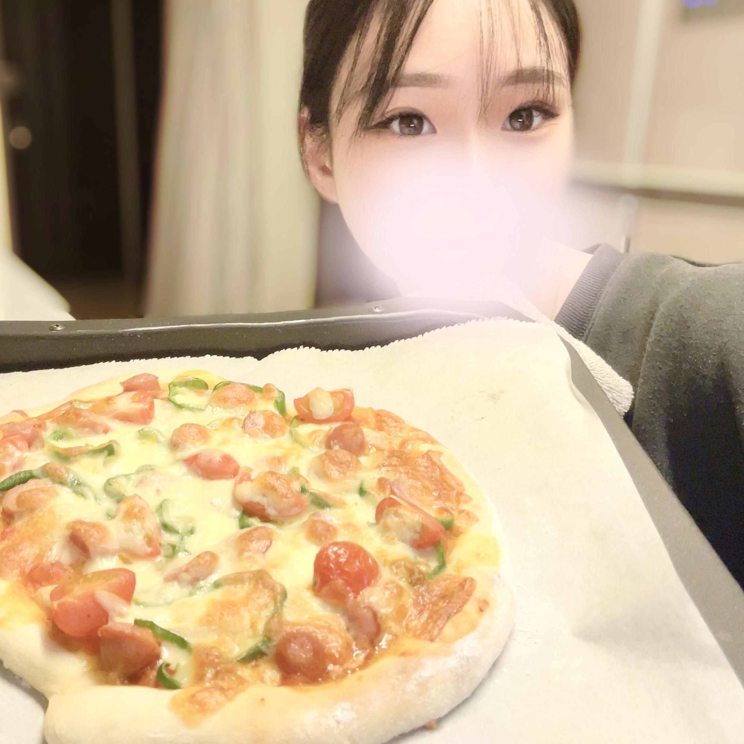 <img class="emojione" alt="🍕" title=":pizza:" src="https://fuzoku.jp/assets/img/emojione/1f355.png"/>(*´︶`*)