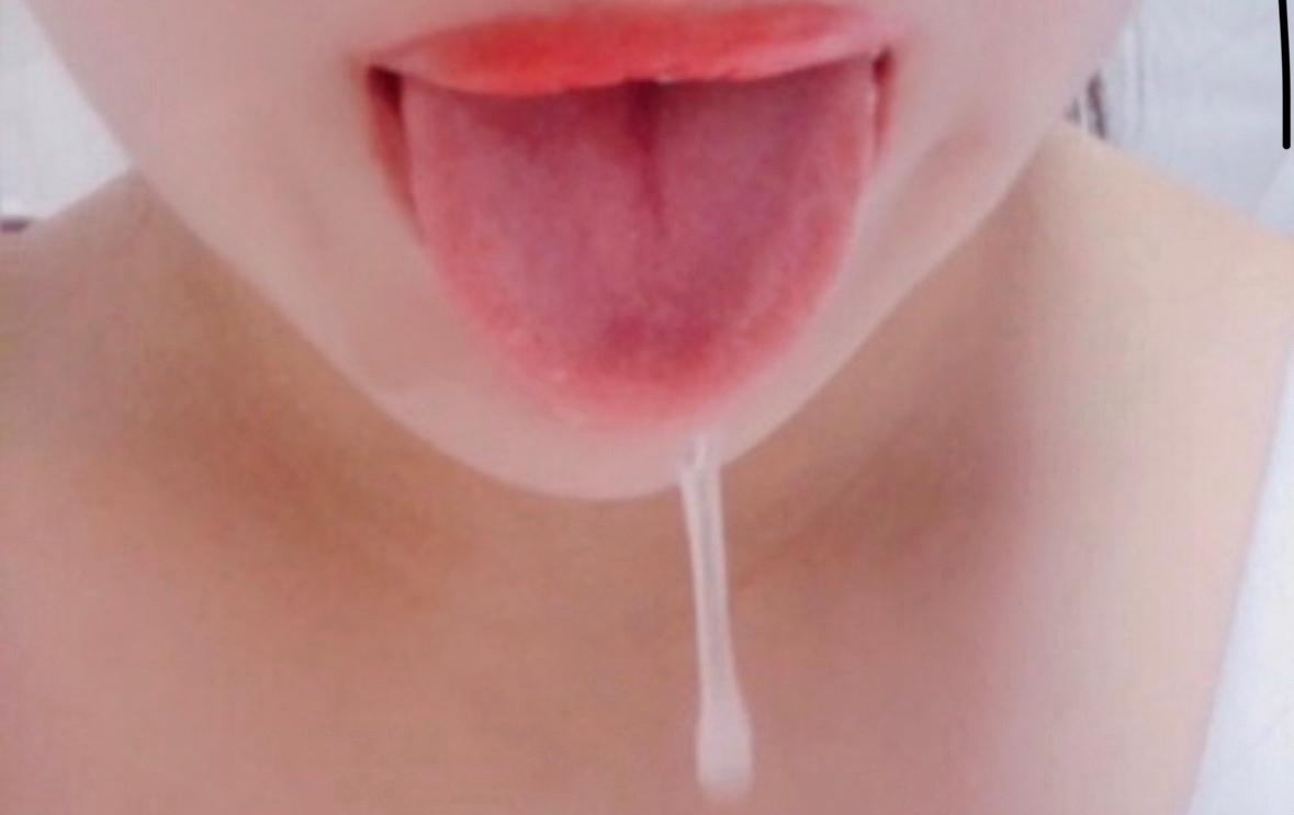 唾液でぬるぬるのおちんちんを扱かれて