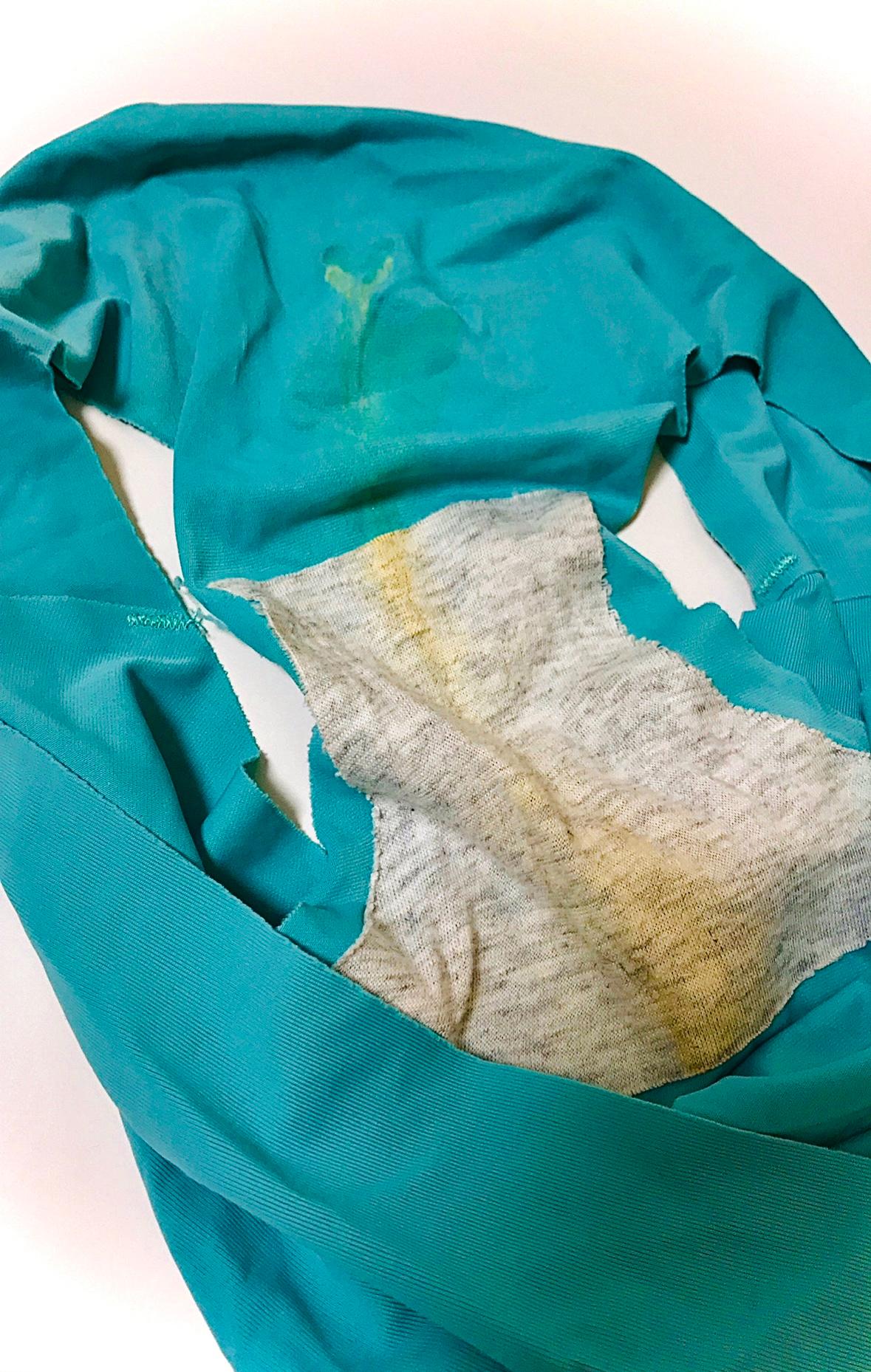 汚れたパンティを顔に被せられて