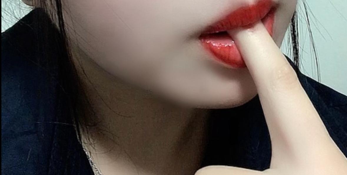 パンティの上から鼻を咥えられて