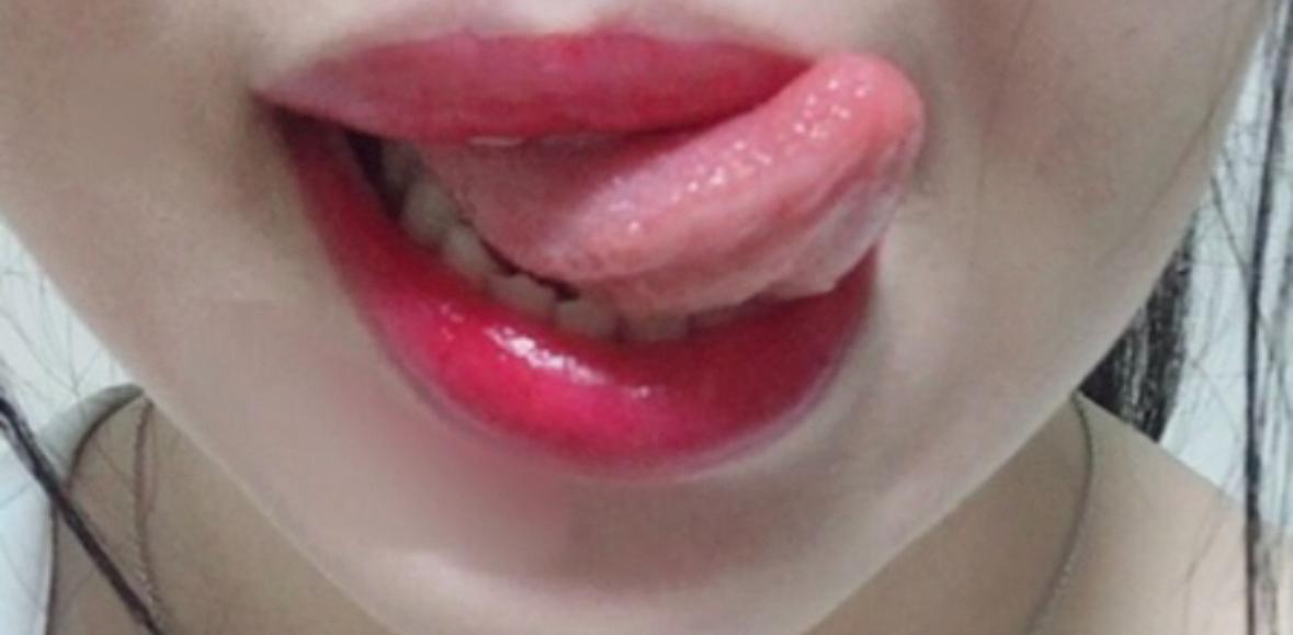 咀嚼物を飲み込まされ乳首責めされて