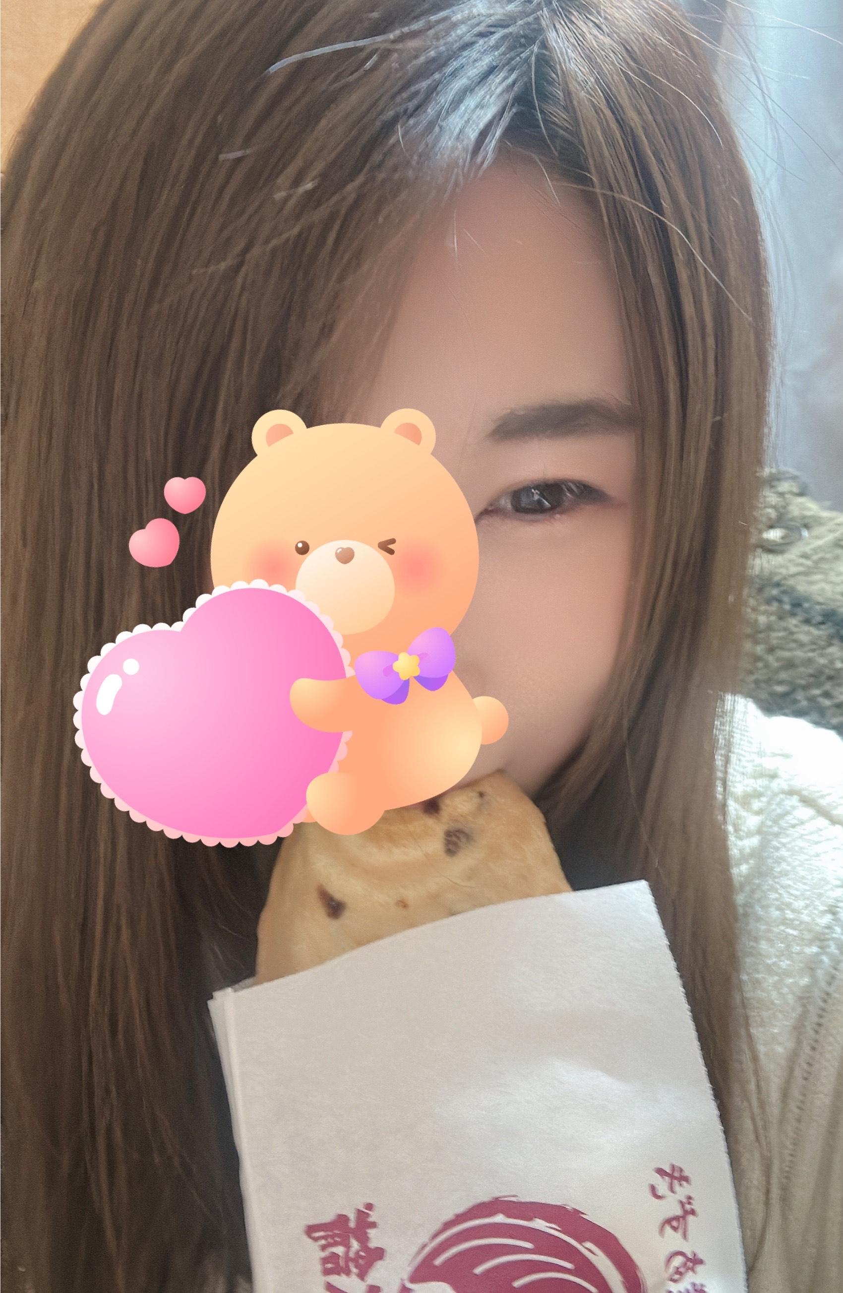 明日の遅番います！