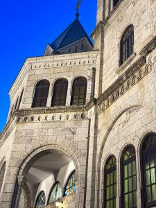 子供達の見たいに付き合って、教会へのアイキャッチ画像