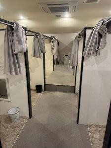 待機室が空っぽだと、ちょっと安心する理由のアイキャッチ画像