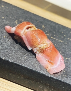 丁寧に握られる一貫が彩るラグジュアリーな夜のアイキャッチ画像