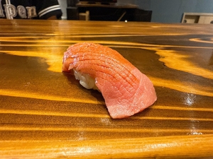 丁寧に握られる一貫が彩るラグジュアリーな夜のアイキャッチ画像