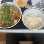 仕事が休みの日に吉野家に行ってご飯を食べました♪のアイキャッチ画像