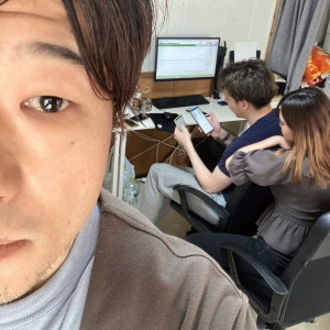 スタッフルームに女の子が来ると華やかになりますのアイキャッチ画像