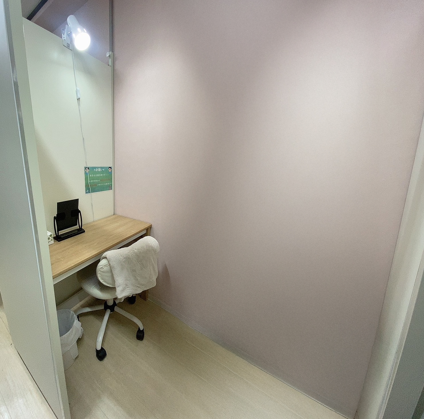 変態なんでも鑑定団の店内・待機室画像2