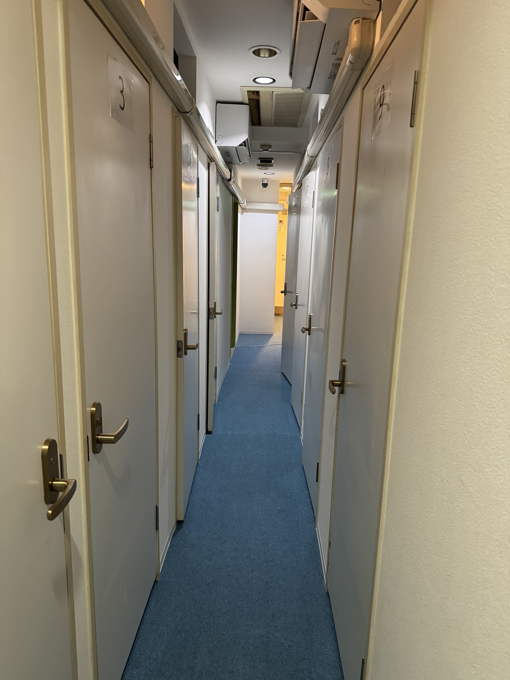 池袋 俺たちのクンニク道の店内・待機室画像1