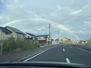 送迎途中で虹が見れました！wのアイキャッチ画像
