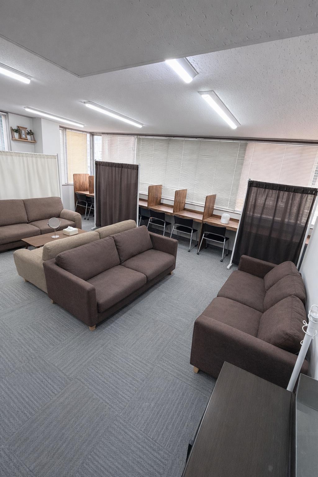 未熟な人妻の店内・待機室画像1