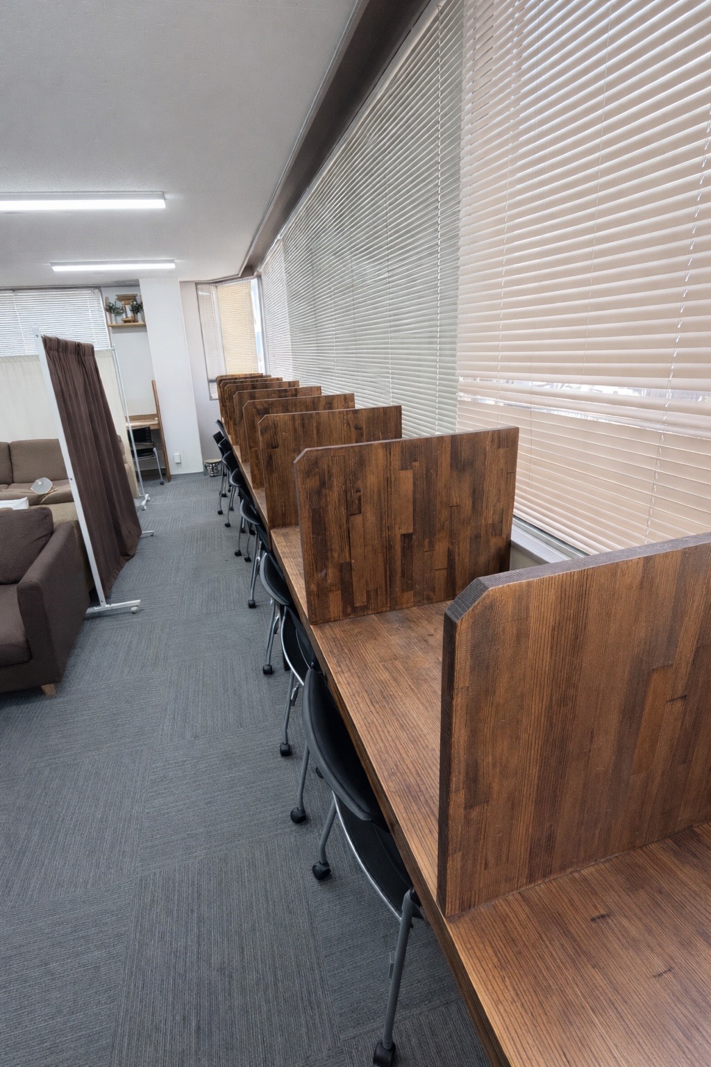 未熟な人妻の店内・待機室画像3