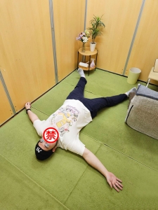 待機室はスタッフが寝転んでもこの広さ！のアイキャッチ画像
