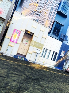 ゴールド調の綺麗なお店でしっかり稼ごう！！のアイキャッチ画像